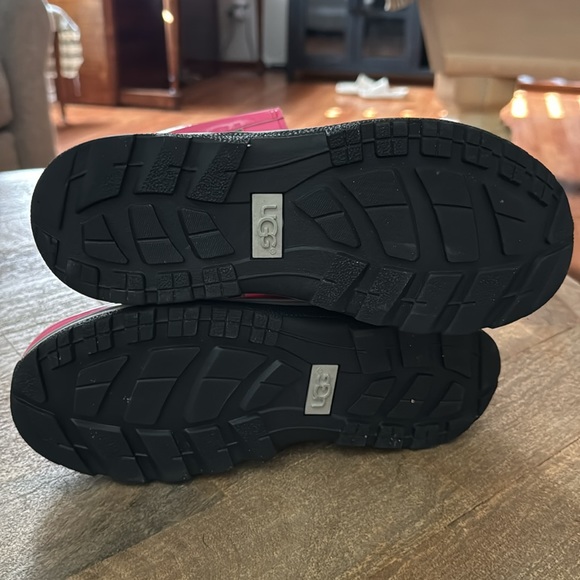 Girls excellent condition UGG Adirondack boots - Picture 5 of 7